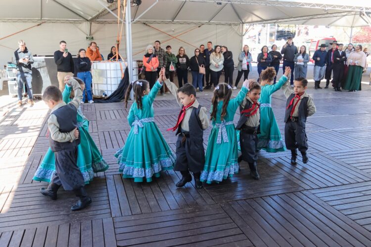 Canela promove encontro de invernadas escolares - Júlio Dias