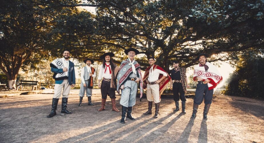 Conjunto Os Serranos abre a programação de shows da Festa Colonial 2026