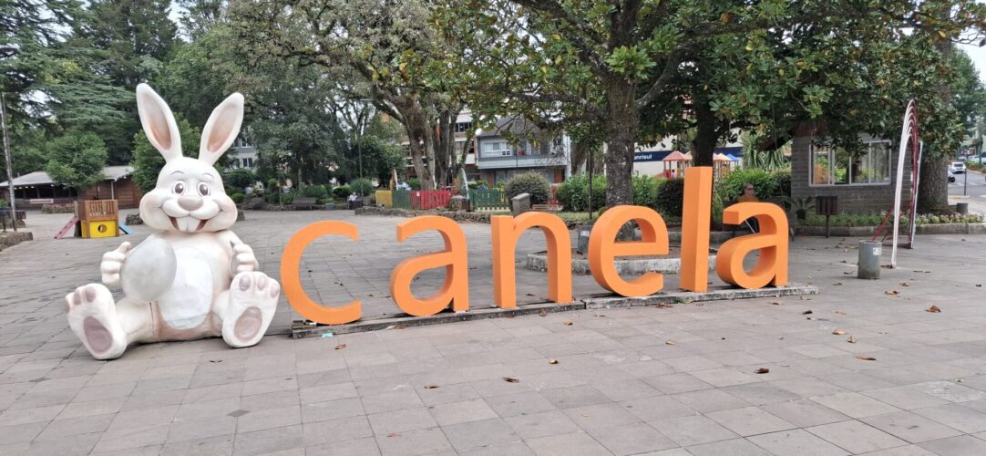 Decorações instaladas anunciam que a Páscoa em Canela vai começar - Júlio Dias