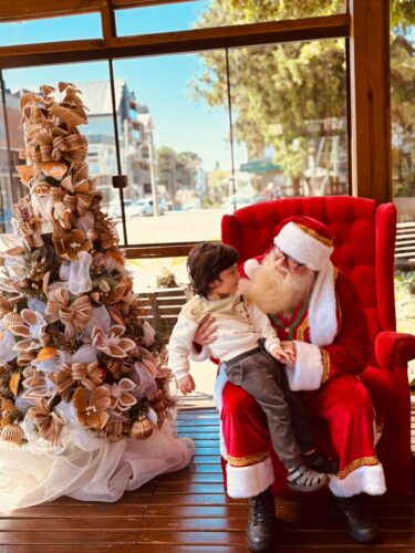 O pequeno Dom Stopassola, de 3 anos, foi o primeiro visitante a conhecer a Casa do Papai Noel nesta 38ª edição