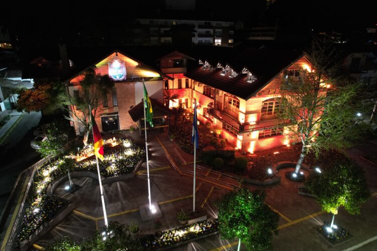 Paço Municipal será iluminado de laranja entre os dias 18 e 22 de maio - Izaque Santos