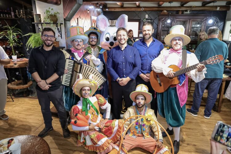 Prefeito (ao centro), com secretário-adjunto Jaison e secretário Athos na coletiva desta manhã