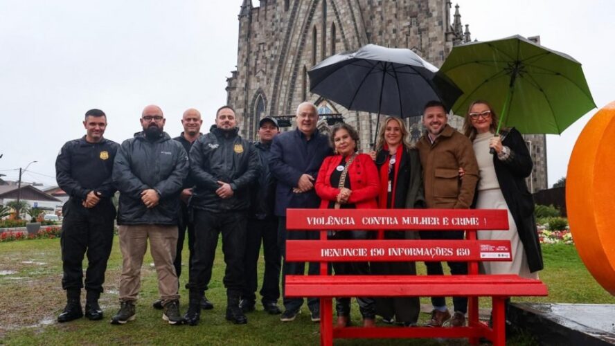 Primeiro banco vermelho foi instalado em frente à Catedral de Pedra - Arthur Plácido Ascom SSPS