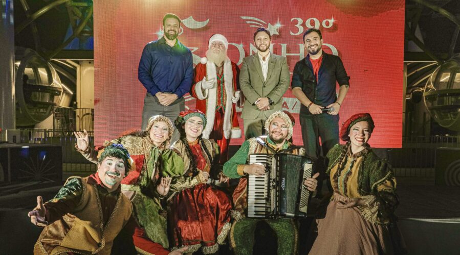Secretário Athos, prefeito e adjunto Jaison, com Papai Noel e Mensageiros do Sonho