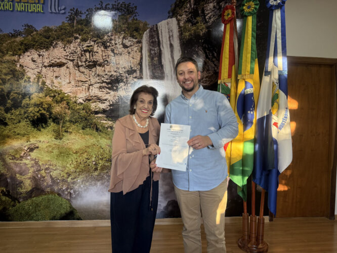 prefeito Gilberto Cezar e a autora do livro Susana Marques